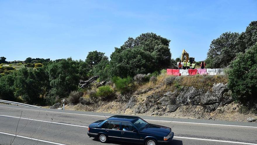 Comienza con tres meses de retraso la pasarela que evitará cruzar la N-630 para acceder a la vía verde de Plasencia