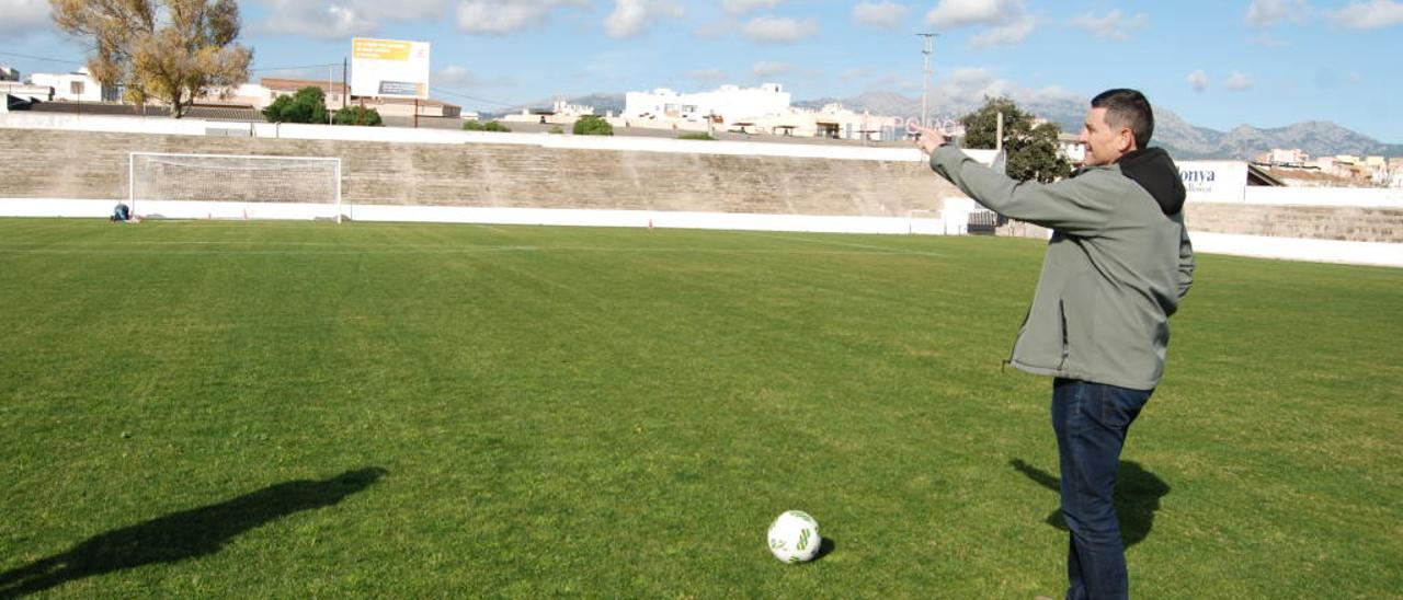 El concejal de Deportes, Gori Ferrà, dando unos toques de Balón en el Camp Nou