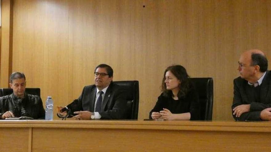 El rector, segundo por la izquierda, durante una reunión con la comunidad de la Facultad de Ciencias.