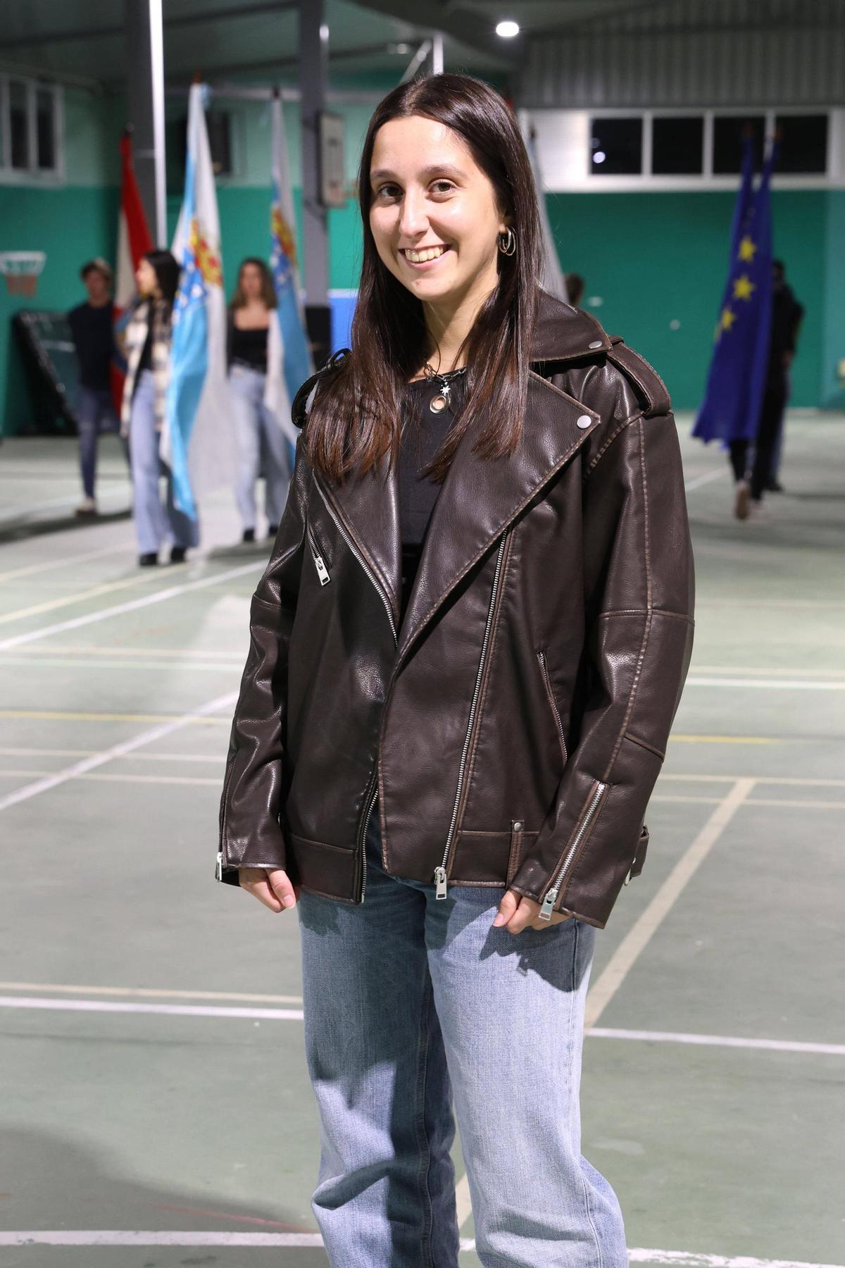 Alexia Collazo, la autora de una investigación sobre las rondallas, en un ensayo con los abanderados de Valladares.