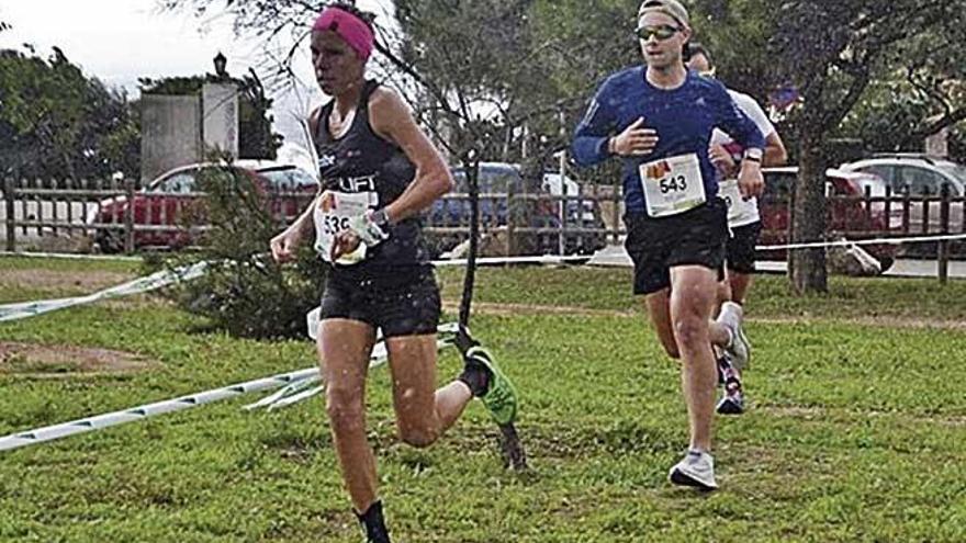 Amanda MartÃ­n, primera mujer en la meta, durante el cross.