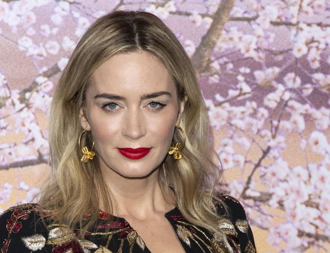 Labios rojos y un peinado natural