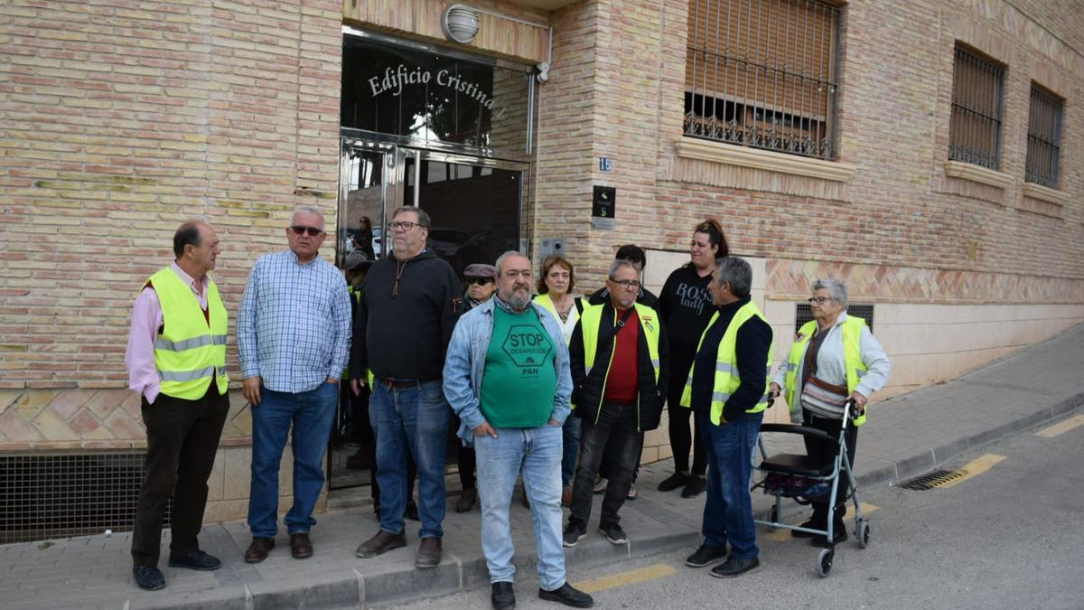 Miembros de la PAH arropan a Anais y Luis, este viernes en El Esparragal.