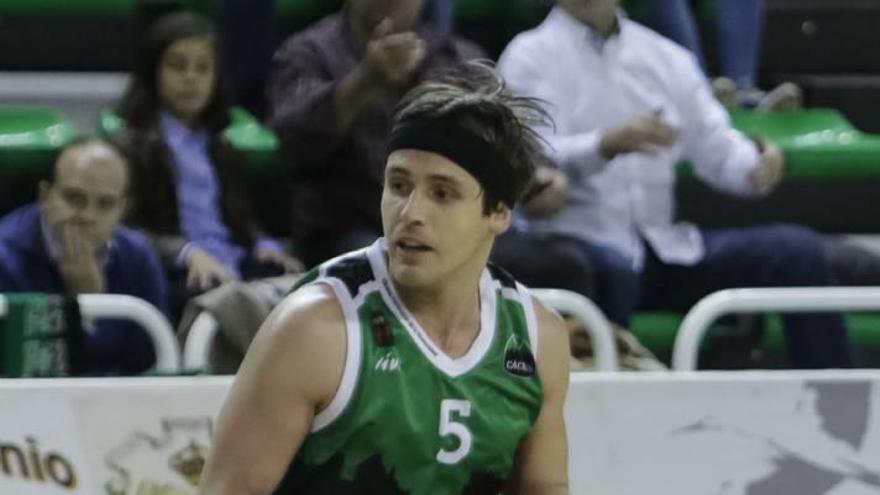 El base Marco Gaona con el Cáceres Basket.