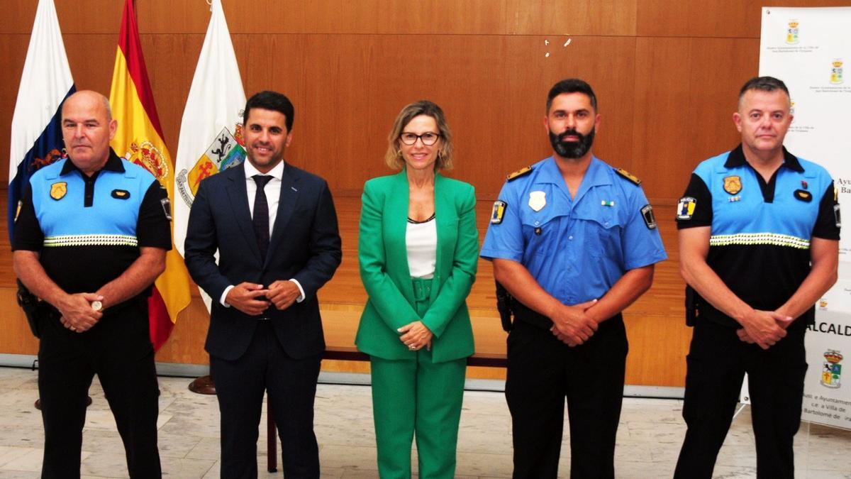 La alcaldesa, Conchi Narváez, el concejal de Policía Local, Samuel Henríquez y el jefe de la Policía Local, Isidro Armas, junto a los dos nuevos  subinspectores, Ignacio Caro y David Ojeda.