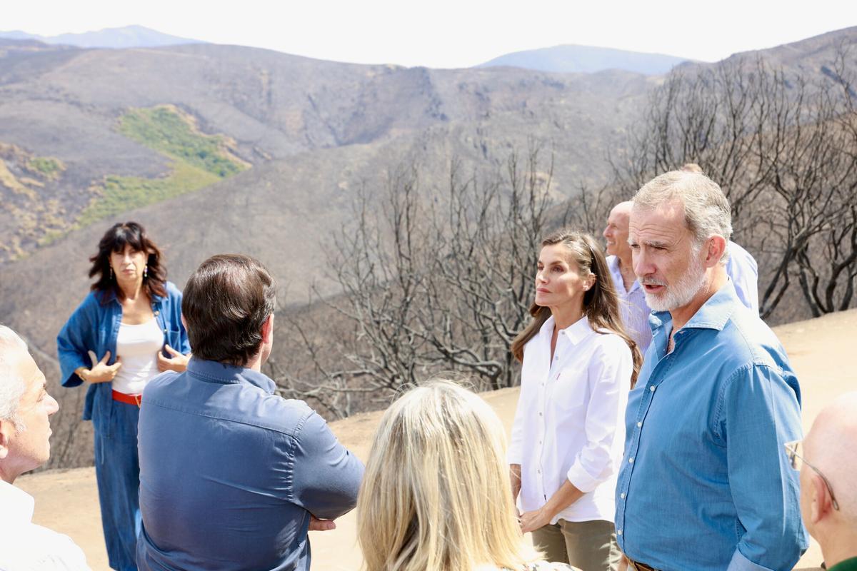 Felipe VI y doña Letizia conocen las zonas incendiadas en Zamora y León