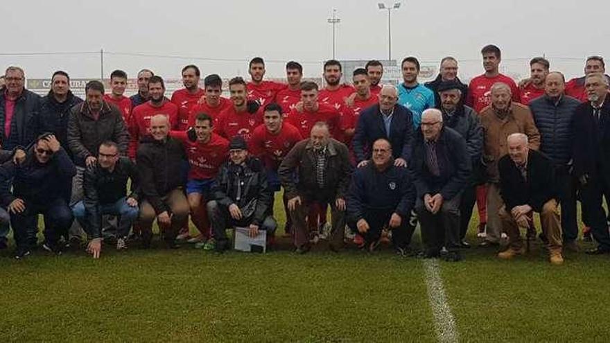 Jugadores, veteranos, directivos e históricos del club posan para las cámaras en el Luciano Rubio.