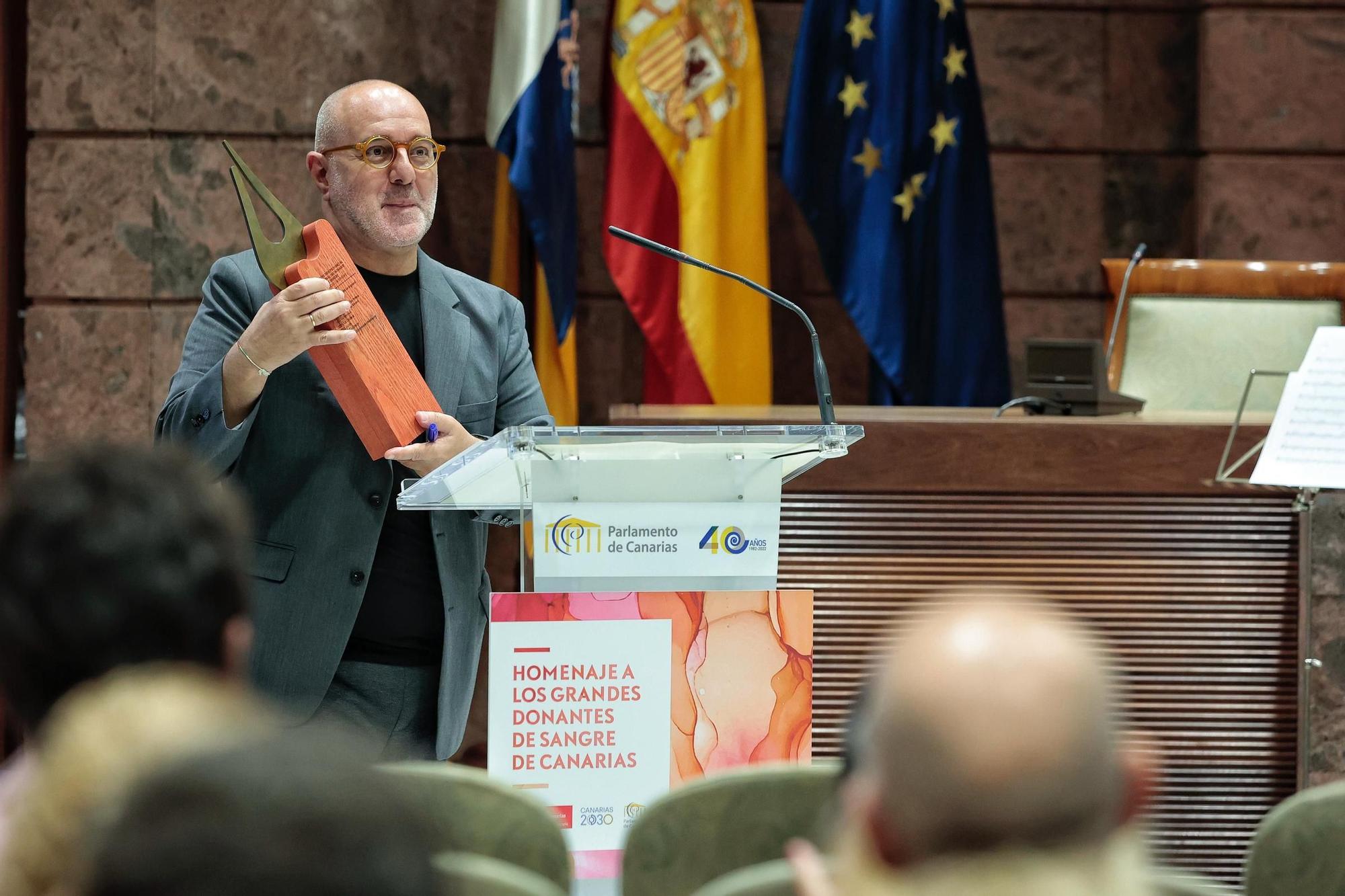 El Parlamento de Canarias rinde homenaje a los "grandes donantes" de sangre en el Archipiélago.