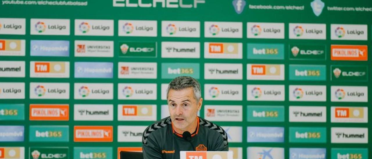 Escribá durante la rueda de Prensa previa al partido de mañana frente al Atleti