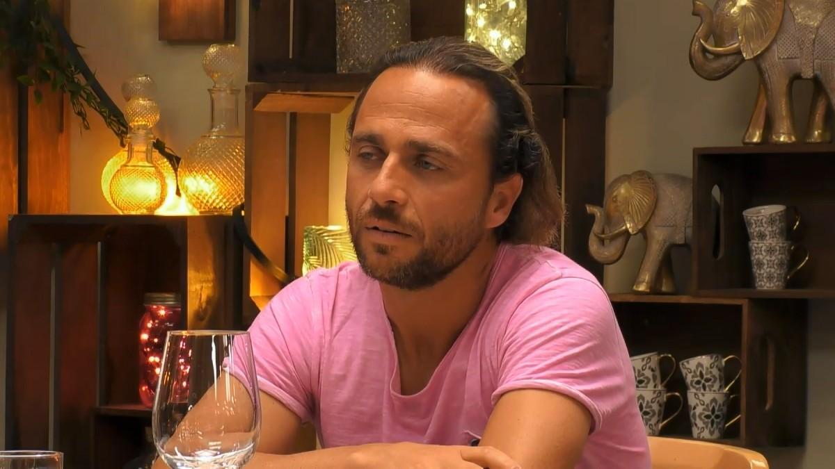 El soltero más vegano de 'First Dates' se desmorona al ver que su cita pide carne: &quot;La carne es cancerígena y la leche también&quot;