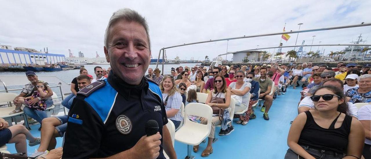 Cecilio Hernández, durante una de las rutas en barco por el Puerto en el marco de Fimar.