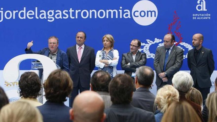 García Santos y Ripoll, primeros por la izquierda, con representantes de la gastronomía alicantina, en la presentación del congreso.