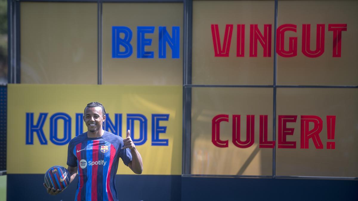 Jules Kounde con la camiseta azulgrana durante su presentación como nuevo jugador del Barça.  