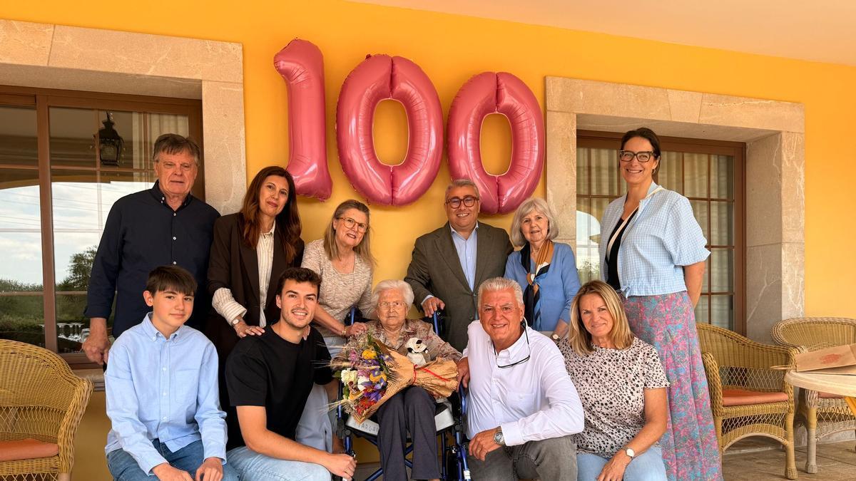 Margarita Jaume Fe, en el centro, junto a sus familiares y las autoridades municipales.