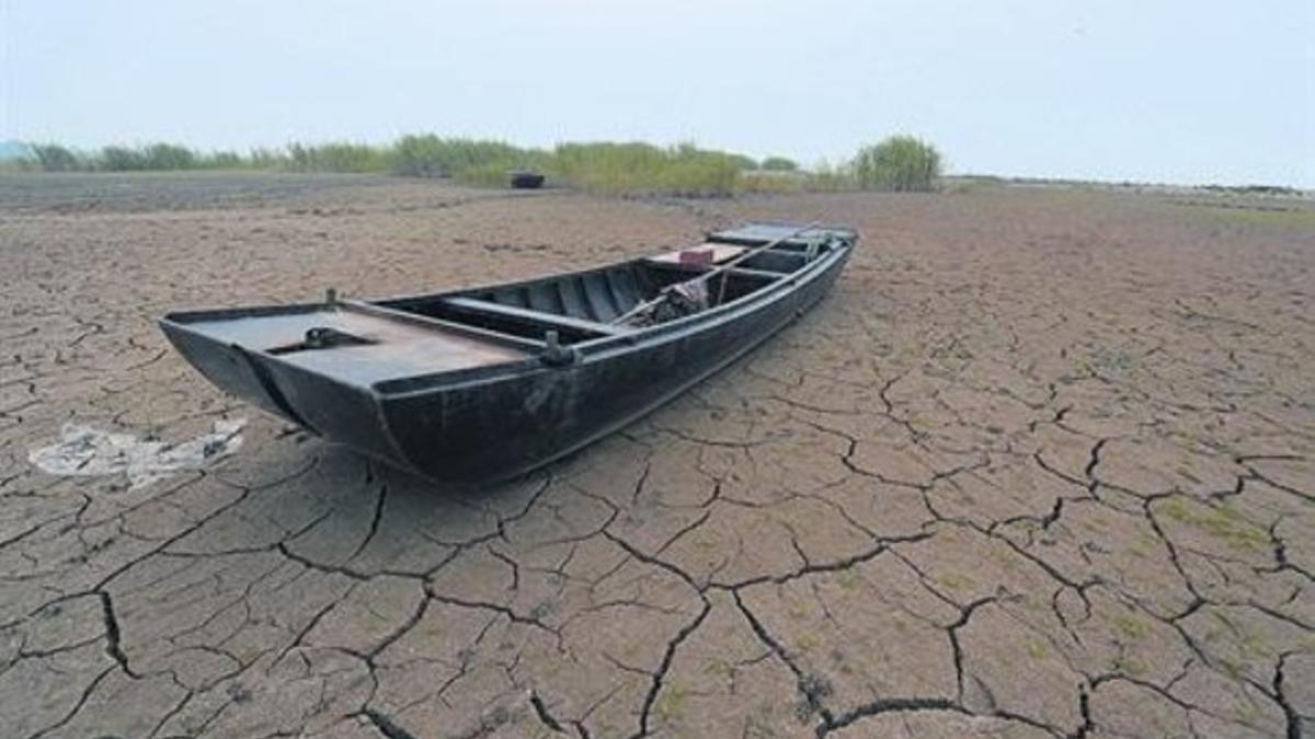 Los efectos del cambio climático 8 Un bote de pescadores en la orilla del lago Chaohu (China).