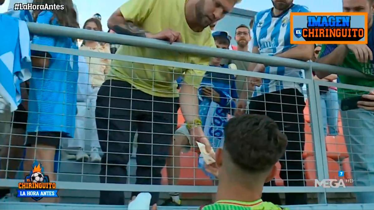 ¡Lo nunca visto! Un aficionado le paga 50€ a un jugador del Málaga por su camiseta...