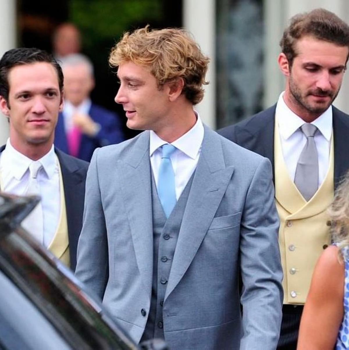 Pierre Casiragui sale del hotel