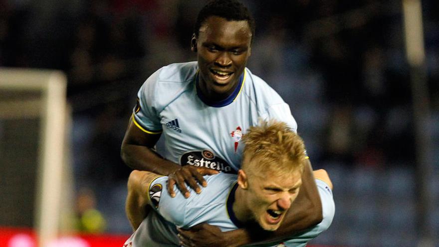 Pione Sisto y Daniel Wass celebran un gol . // R. Grobas