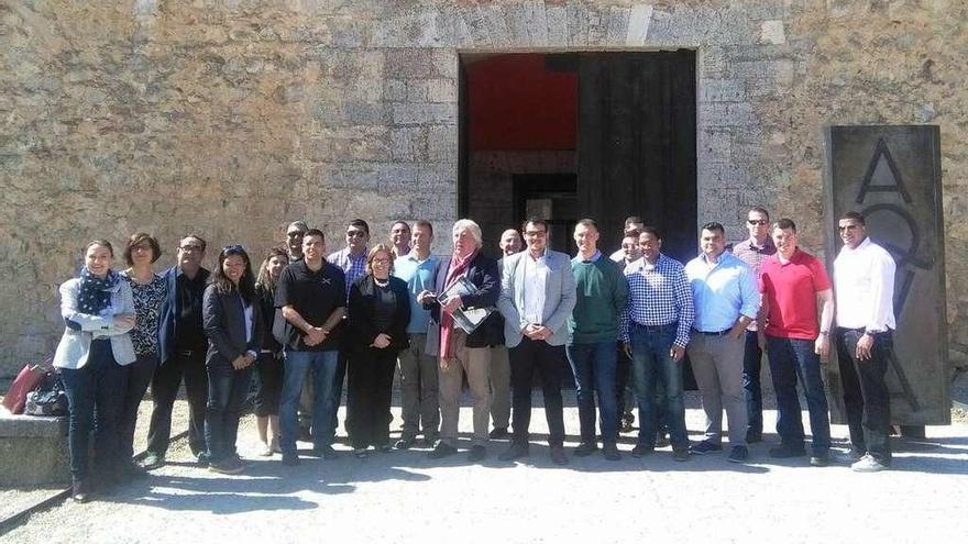 Autoridades locales posan en una foto de familia con los participantes en esta visita en el Alcázar.