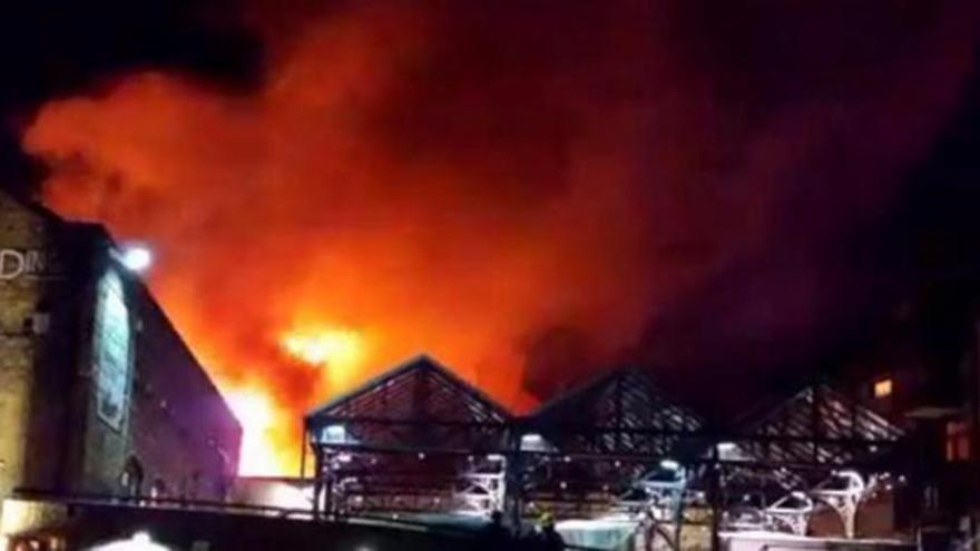 Un incendio arrasa un edificio del turístico mercado londinense de Camden