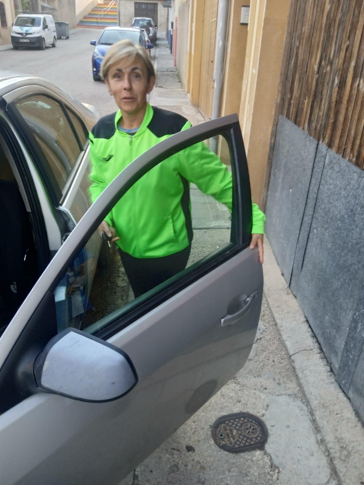 Lorena Tena, a punto de coger su vehículo para ir al trabajo.