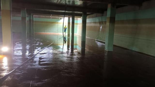 Tareas de limpieza de uno de los depósitos. | AQUALIA