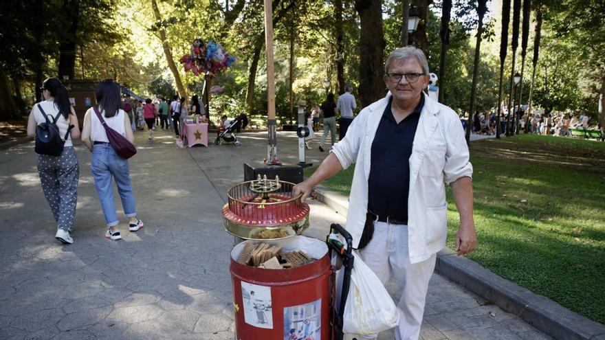 El último barquillero vuelve a Oviedo: «Los clientes prueban uno y ese sabor les lleva otra vez a cuando eran niños»