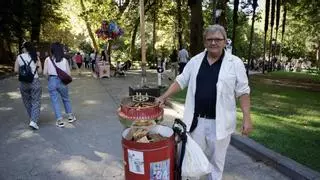 El último barquillero vuelve a Oviedo: "Los clientes prueban uno y ese sabor les lleva otra vez a cuando eran niños"