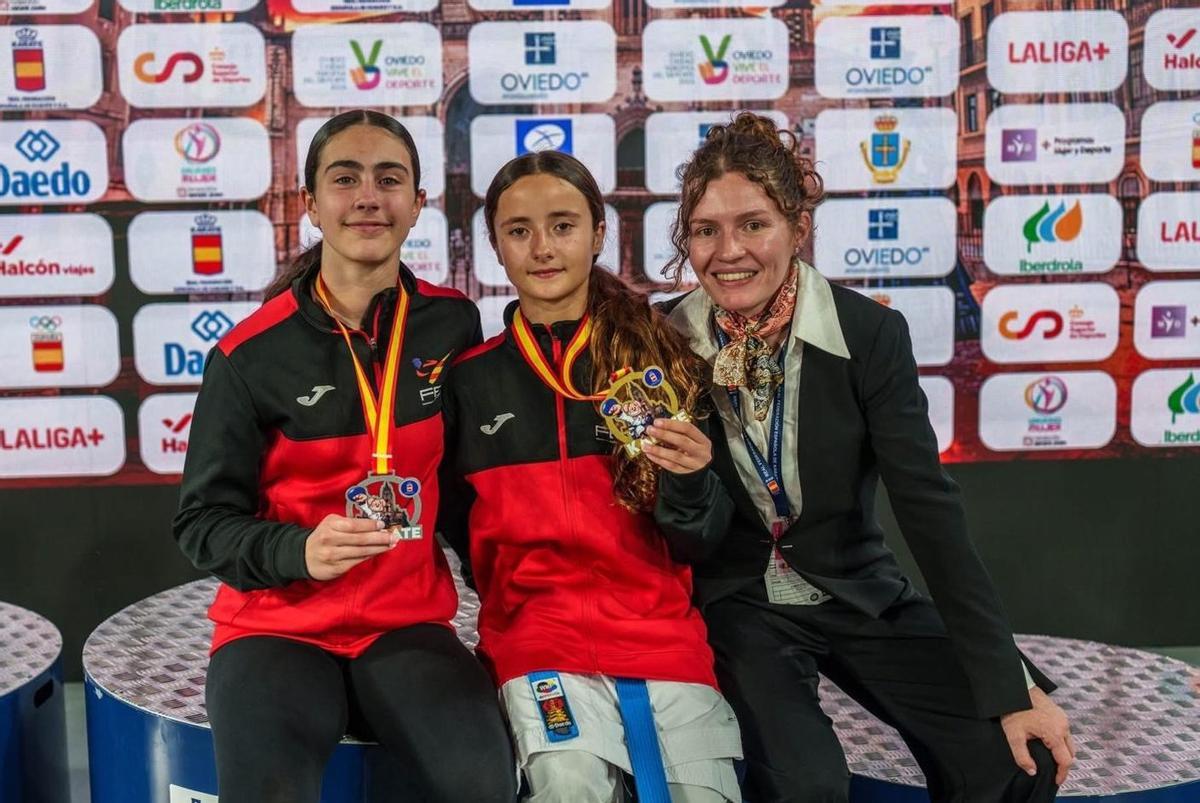 Nara Miranda y Alba Ribas, felices con sus medallas. | RFEK