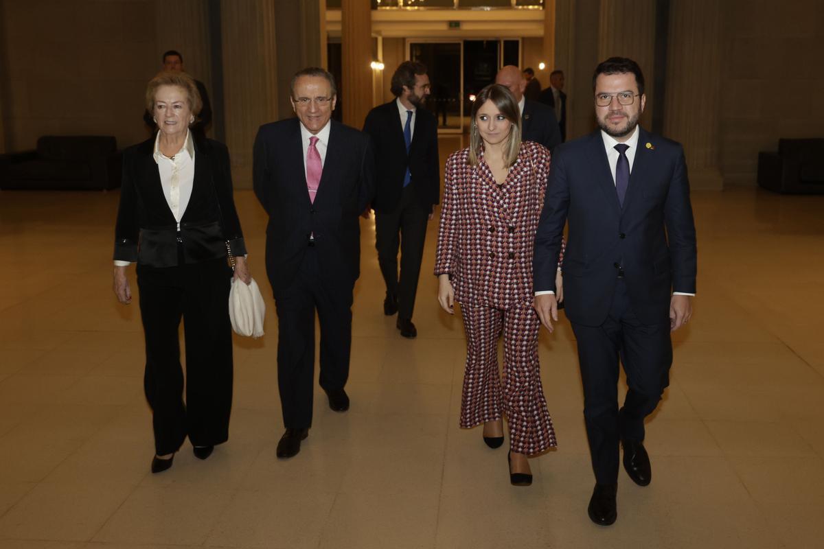 Català de l’Any 2022, en la imagen Arantza Sarasola, vicperesidenta de Prensa Ibérica, Javier Moll, Presidente de Prensa Ibérica , Aitor Moll , CEO de Prensa Ibérica, Janina Juli, esposa de Pere Aragonès y el President de la Generalitat, Pere Aragonès