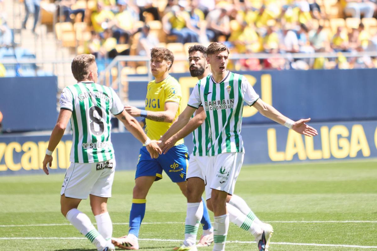 Isma Ruiz junto a Requena durante el Córdoba CF-Cádiz