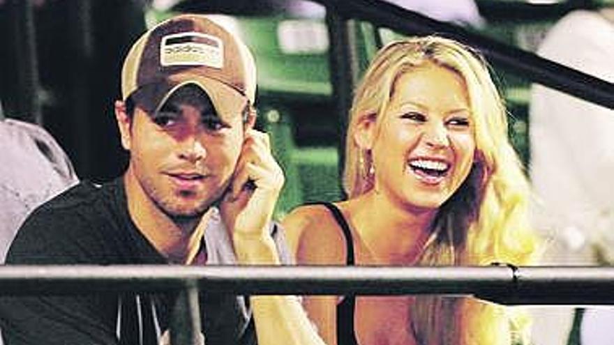 Enrique Iglesias niega que Kournikova esté embarazada