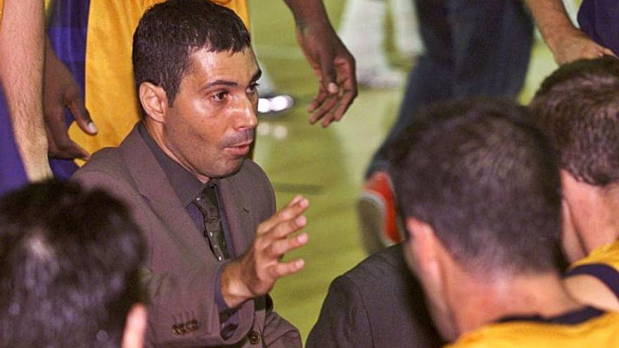 Manolo Hussein, en una imagen cuando era técnico del Gran Canaria.