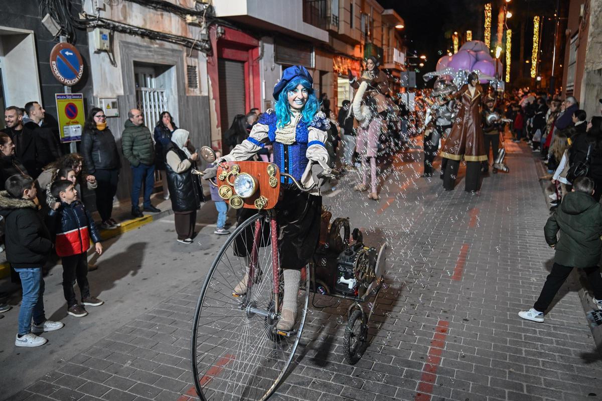 Miles de personas contemplan la Cabalgata de despedida de los Reyes Magos en Orihuela