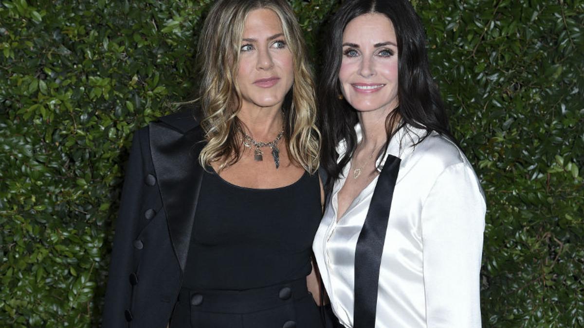 Jennifer Aniston y Courteney Cox en un evento organizado por Chanel