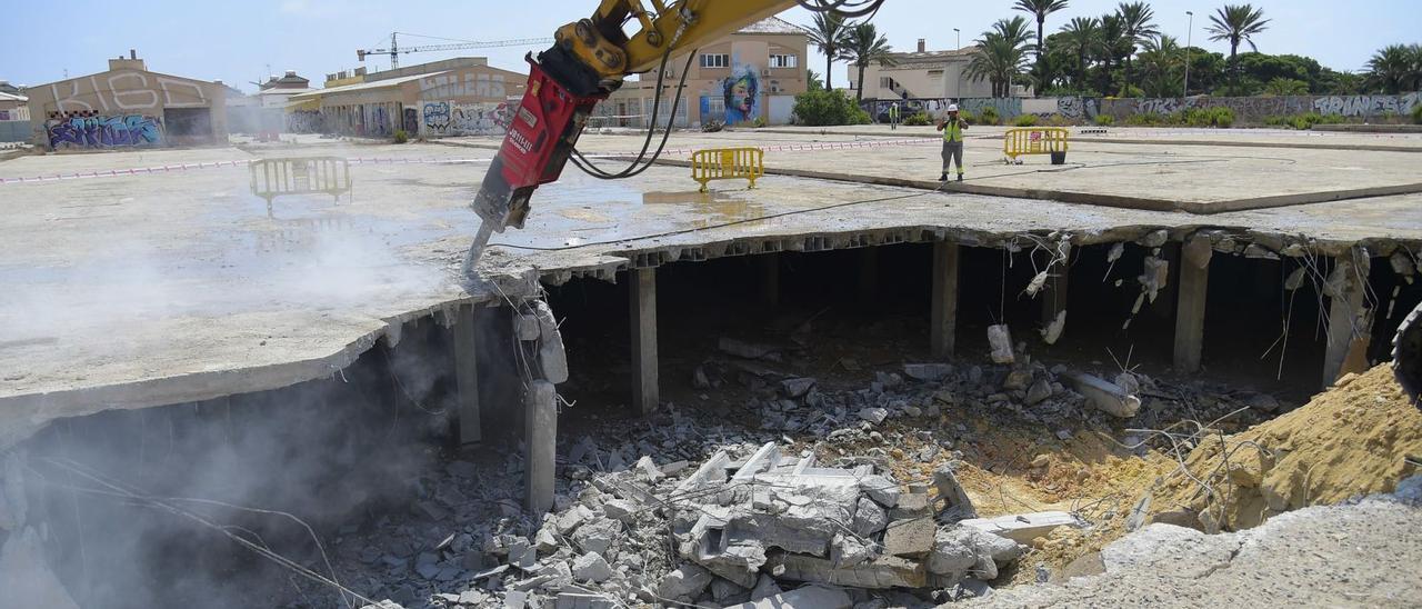 La demolición del sótano del antiguo centro comercial ya ha comenzado.