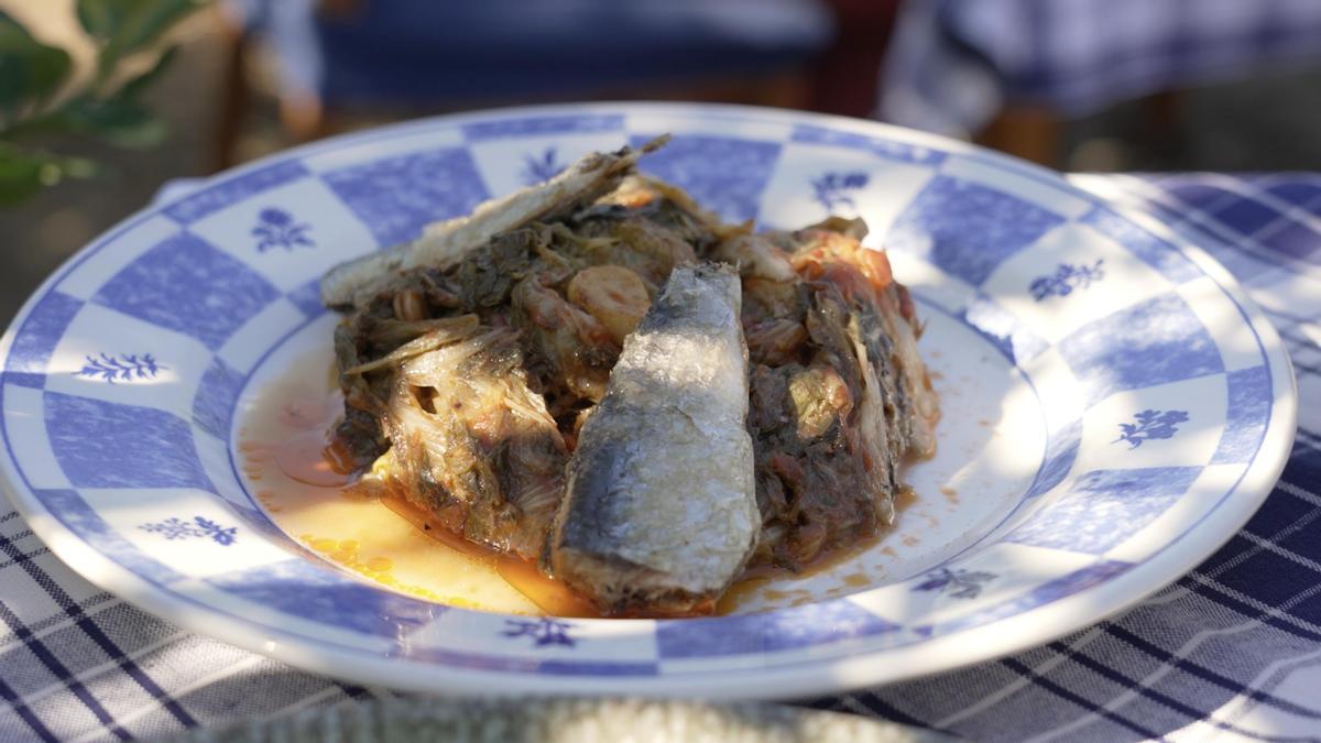 Camarrojas con sardinas: un plato de mar y huerta que es una seña de identidad de la Vega Baja.