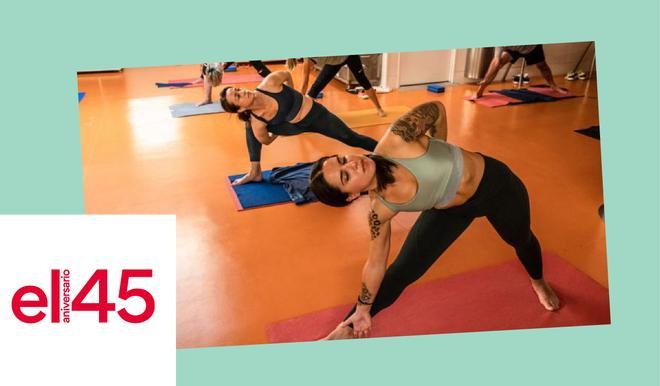 Dos mujeres practican gimnasia.