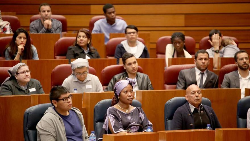 Inmigrantes asistentes a la jornada en Las Cortes