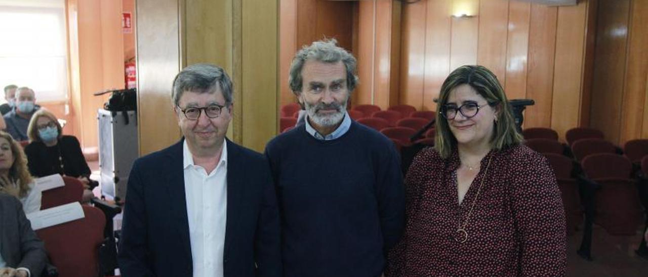 José Luis Jiménez, Fernando Simón y Pilar Garzón, en el Colegio de Médicos de Ourense. |   // IÑAKI OSORIO