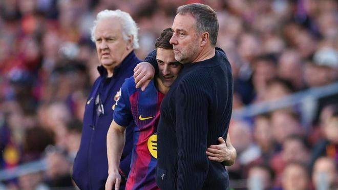 Flick abraza a Gavi antes de su regreso contra el Sevilla