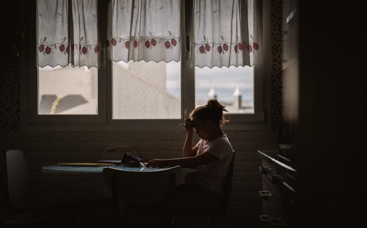 Adriana, que cursa 2º de la ESO, hace sus tareas en casa con ayuda de su madre.