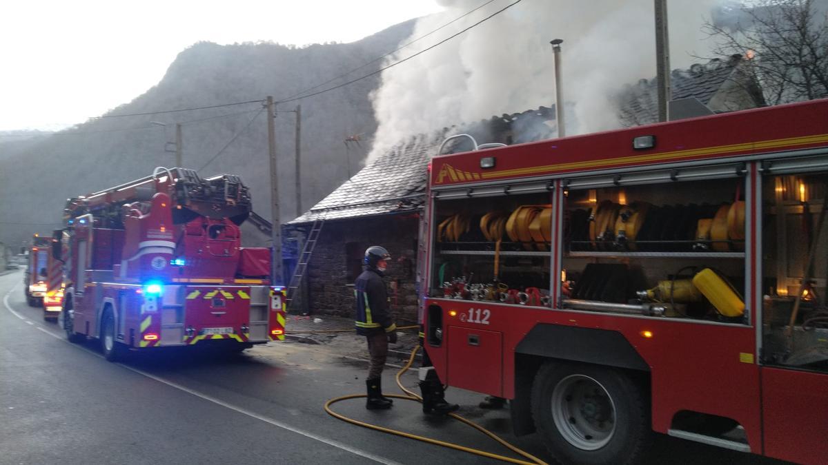 Los Bomberos durante su actuación en la casa incendiada.