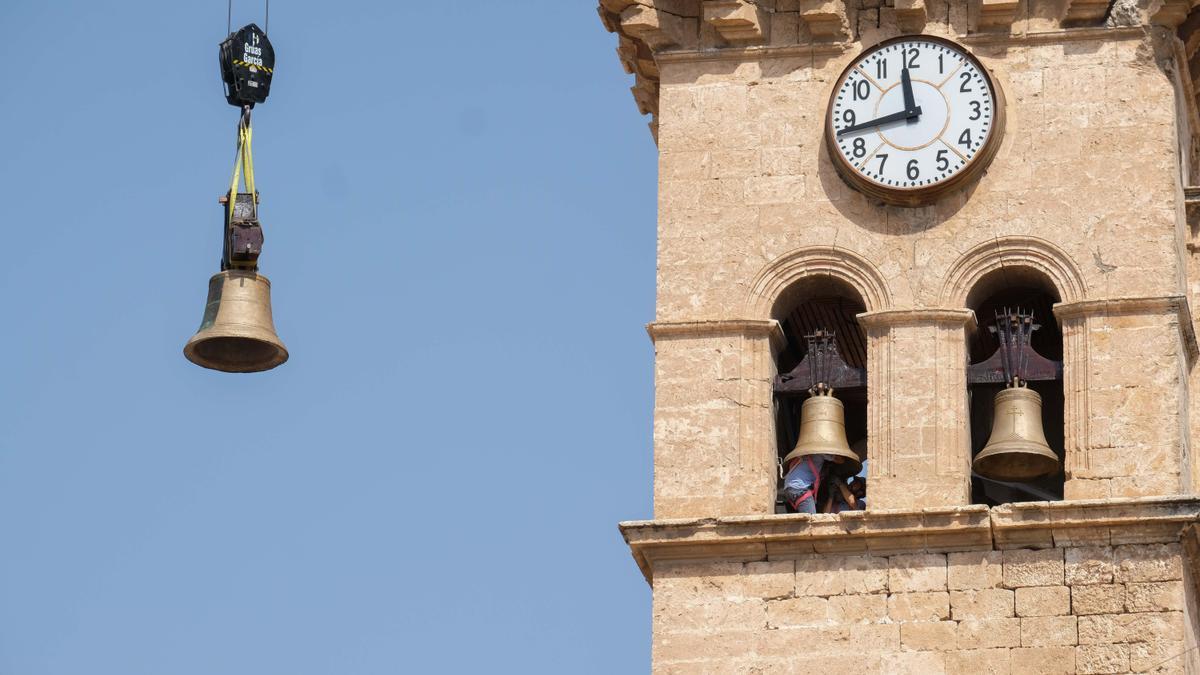 La sustitución de las campanas de la iglesia de Santiago en Villena.