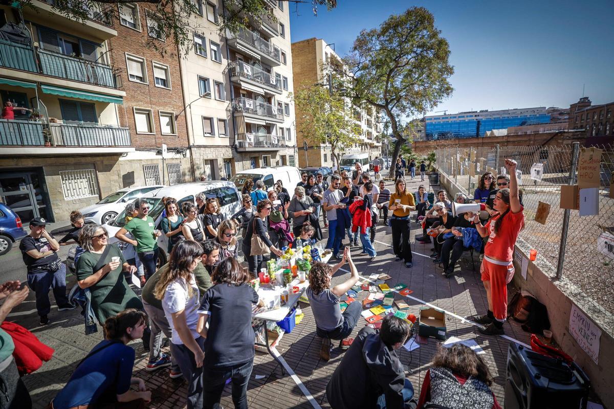 Concentración de los futuros vecinos de un bloque de viviendas de alquiler asequible pendientes de construir sobre un jardín de La Bordeta