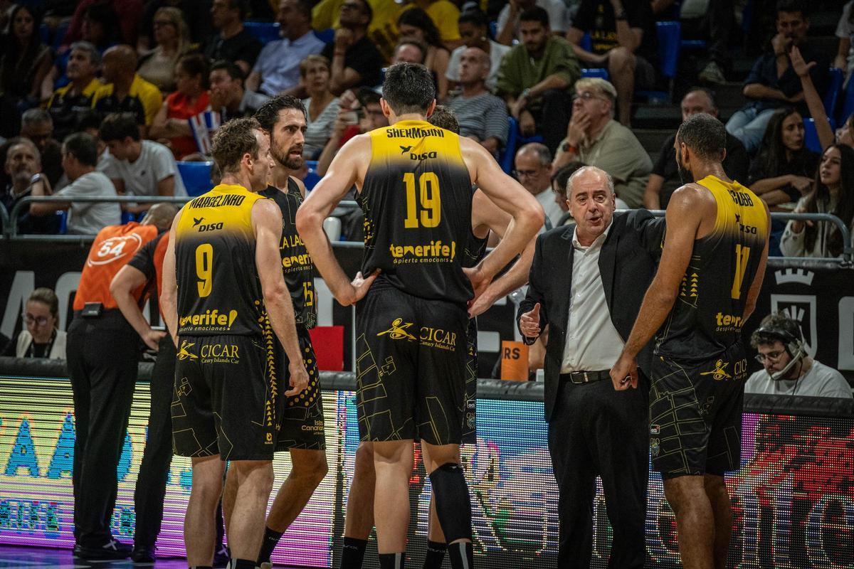 Txusa Vidorreta se dirige a sus jugadores durante un Instant Replay.