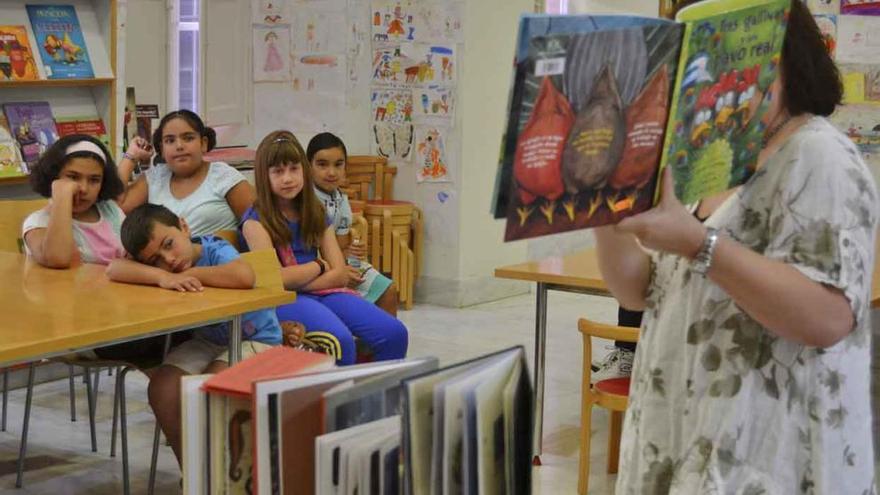 Un grupo de niños y niñas escuchando uno de los cuentacuentos.