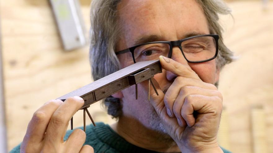 El artista que dialoga con la madera