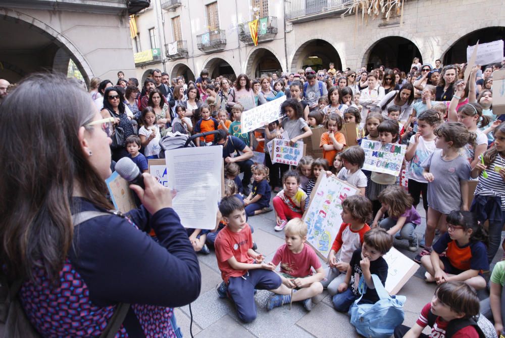 Pares i alumnes del Pla de l''Estany i el Gironès, reclamen gestionar els menjadors escolars
