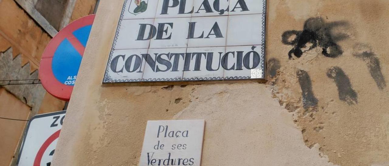 Casi nadie en Manacor se refiere a la plaça de ses Verdures por su nombre oficial, Constitució.